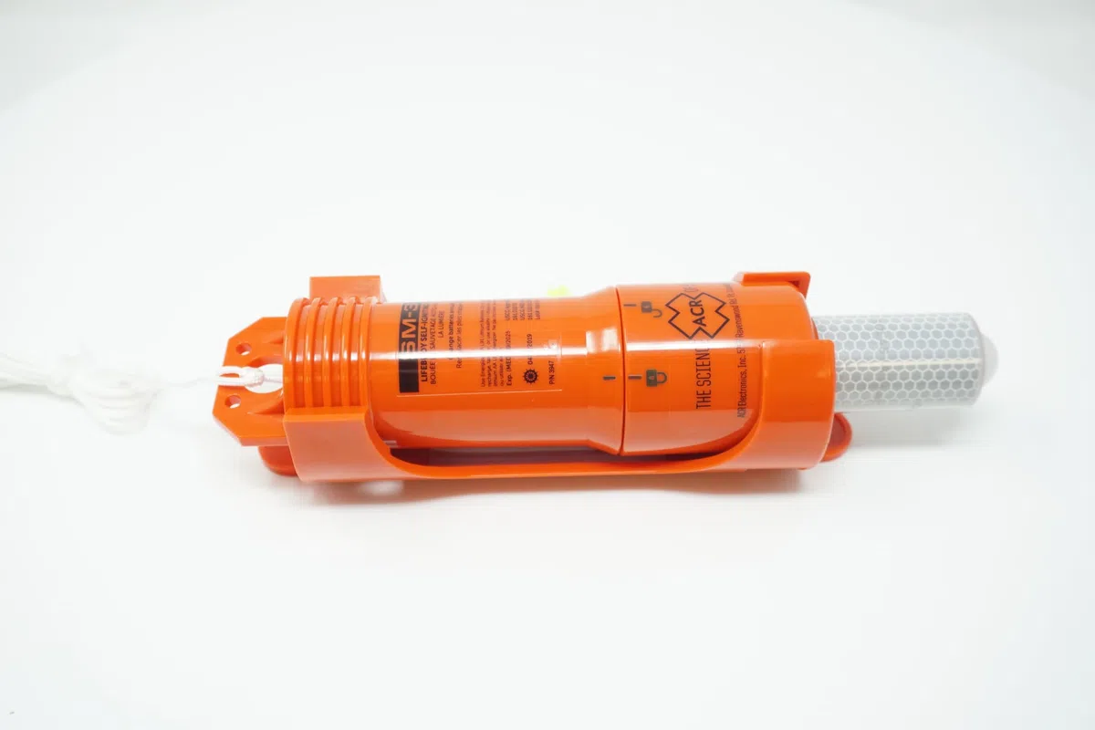 ACR SM3 Luz Marcadora Autoencendida para Aro Salvavidas, Aprobada por USCG, SOLAS y MED, Reemplazo Directo de SM2, Garantiza Visibilidad Confiable en Emergencias [Clase Energética B]