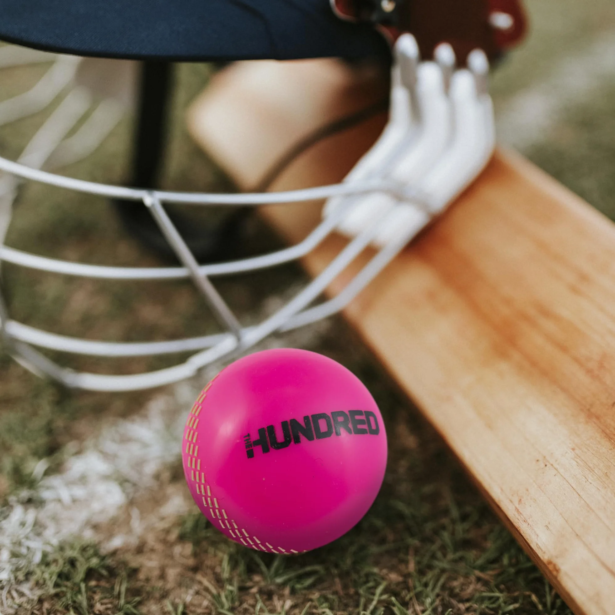 Hy-Pro Las cien bolas de viento con licencia oficial, paquete de 3, verde, rosa, negro, pelota de entrenamiento, equipo de críquet
