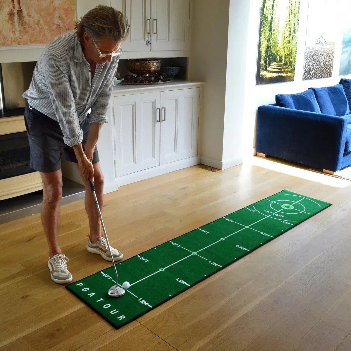 PGA Tour Alfombrilla de golf de lujo de 8 pies para golf de interior, alfombrilla de golf con directrices de entrenamiento, objetivo de agujero de tamaño completo, área de putt de 6 pies, verde, bolsa
