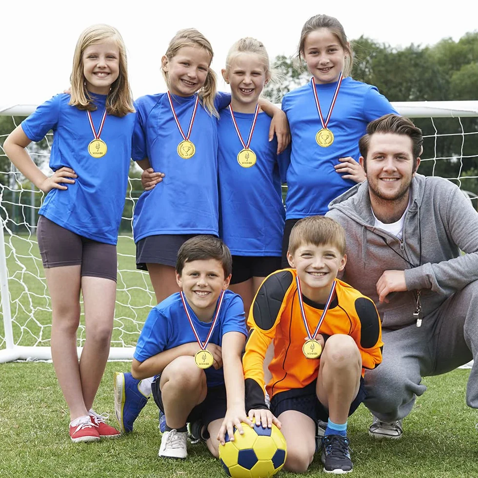 Pllieay 100 Piezas Medallas de Plastico Oro para Niños Fiesta Premio Competencia