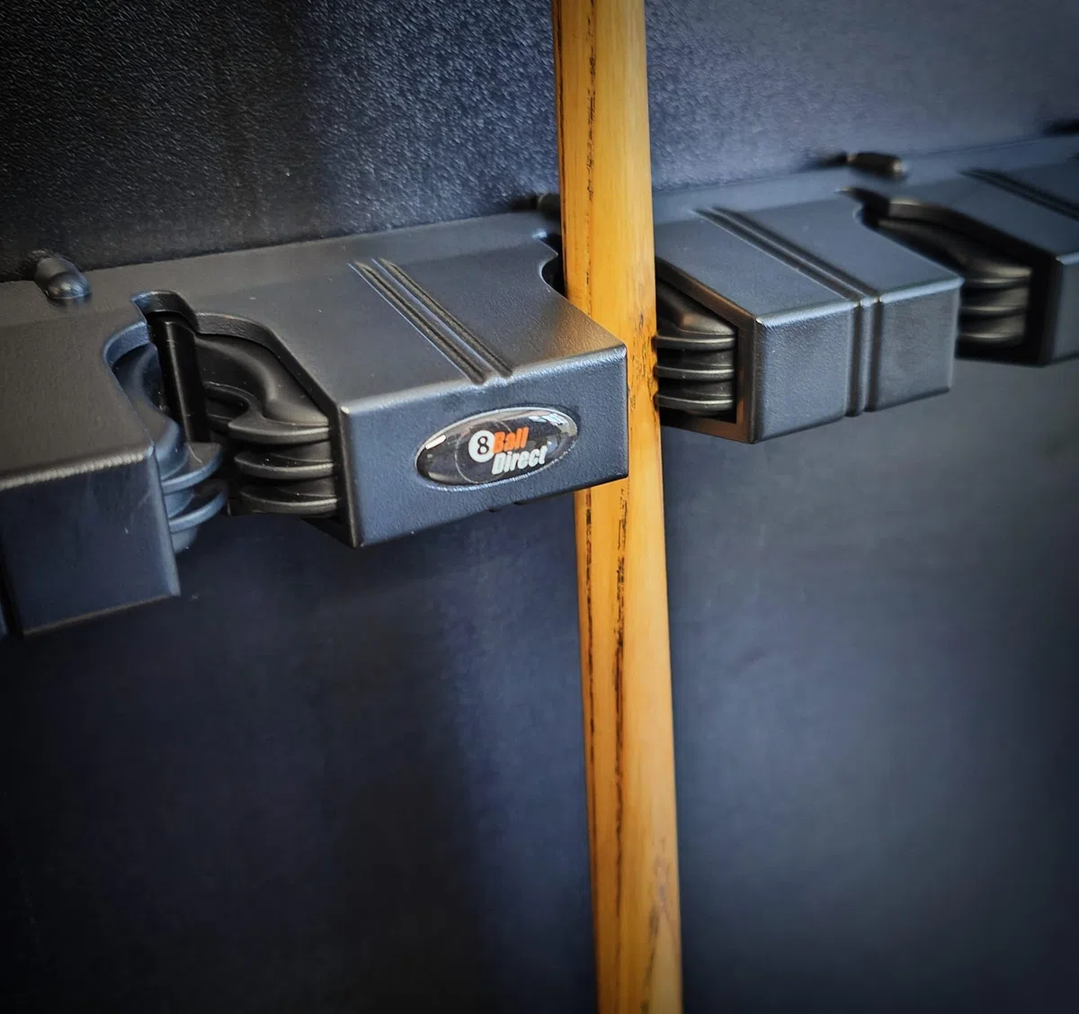 Soporte para tacos de billar con agarre seguro para todos los tacos de billar, billar (montaje en pared/cero daños a los tacos). Perfecto para lugares deportivos y Mancaves. Capacidad