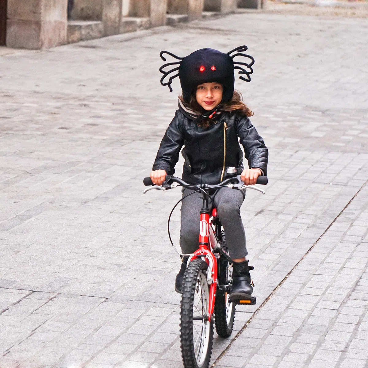 COOLCASC Funda para Casco LED – con Luces para Visibilidad y Seguridad – Compatible con Casco de Bici, Esquí y Skate – Niños y Adultos – Talla Única – Diseño Divertido