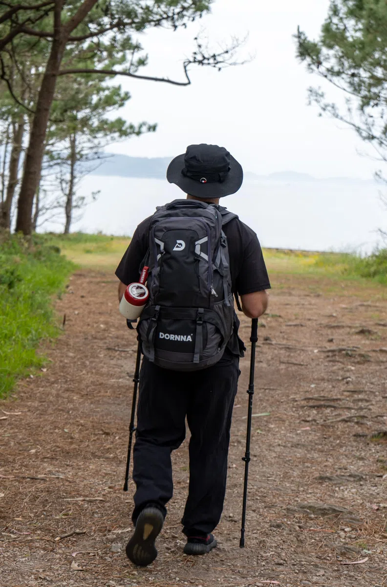 Mochila Trekking y Senderismo 60 Litros, Mochila Impermeable para Montaña, Camino de Santiago y Acampada con Múltiples Compartimentos. (Negro)
