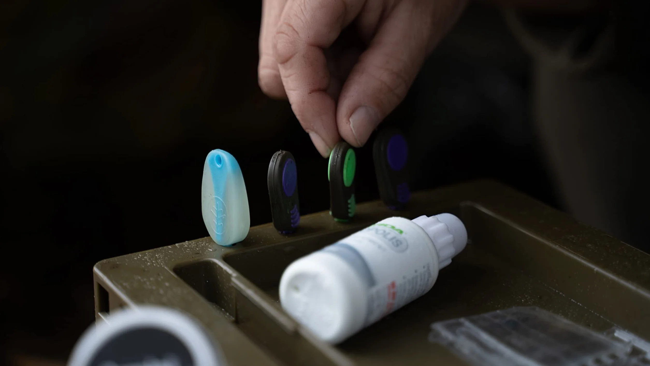 New Direction Tackle Organizador de bastones y sillas de cama | Mesa inteligente y estación de aparejo | Estructura única de agujeros cuadrados para fijar accesorios | Soporte para smartphone | Banco