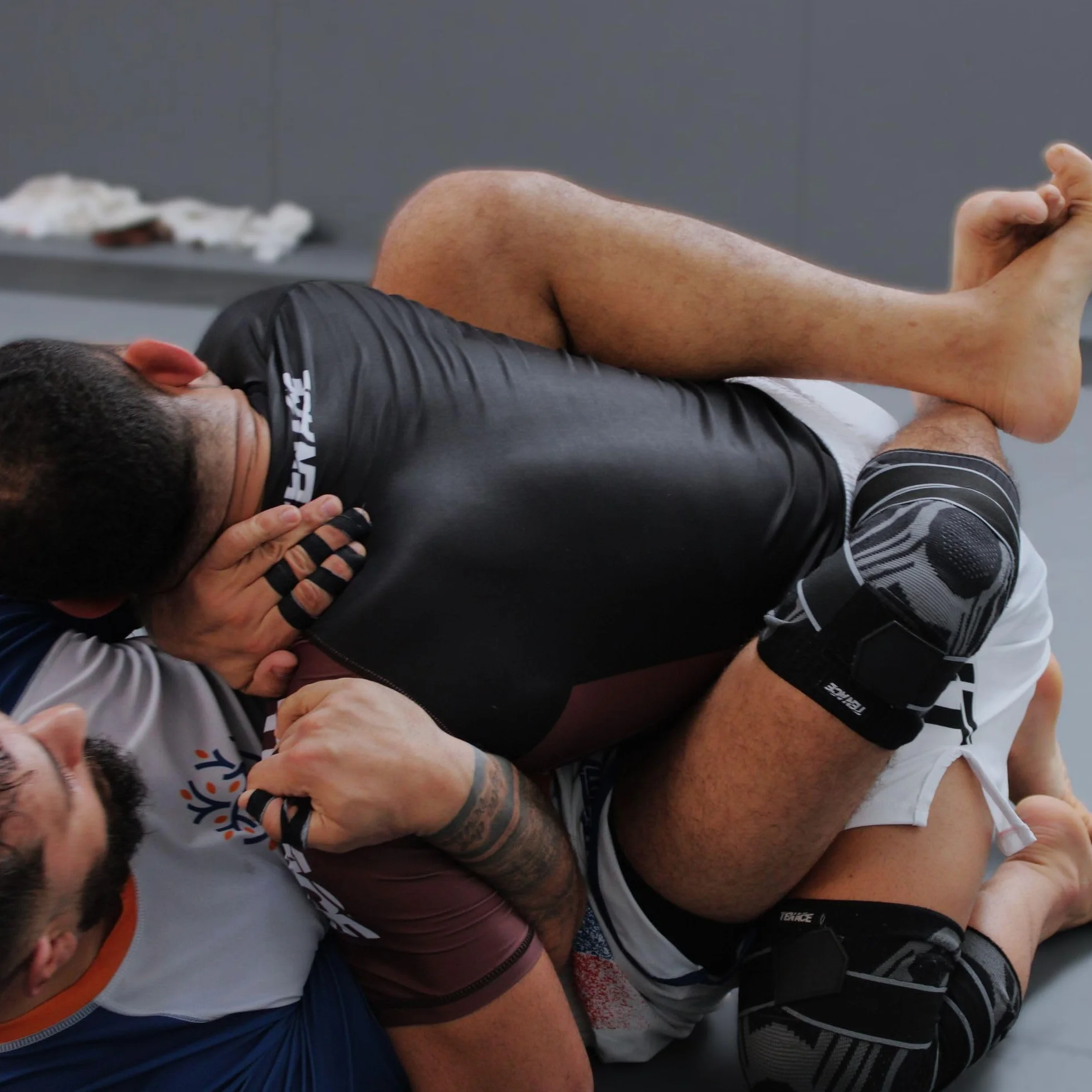 Tenace Rodillera Jiu Jitsu, Grappling - Protección Rodillas de Compresión y Acolchado MMA, BJJ, Muay Thai, Judo - Alta Durabilidad y Rendimiento Unisex (1, Negro, X-Large)