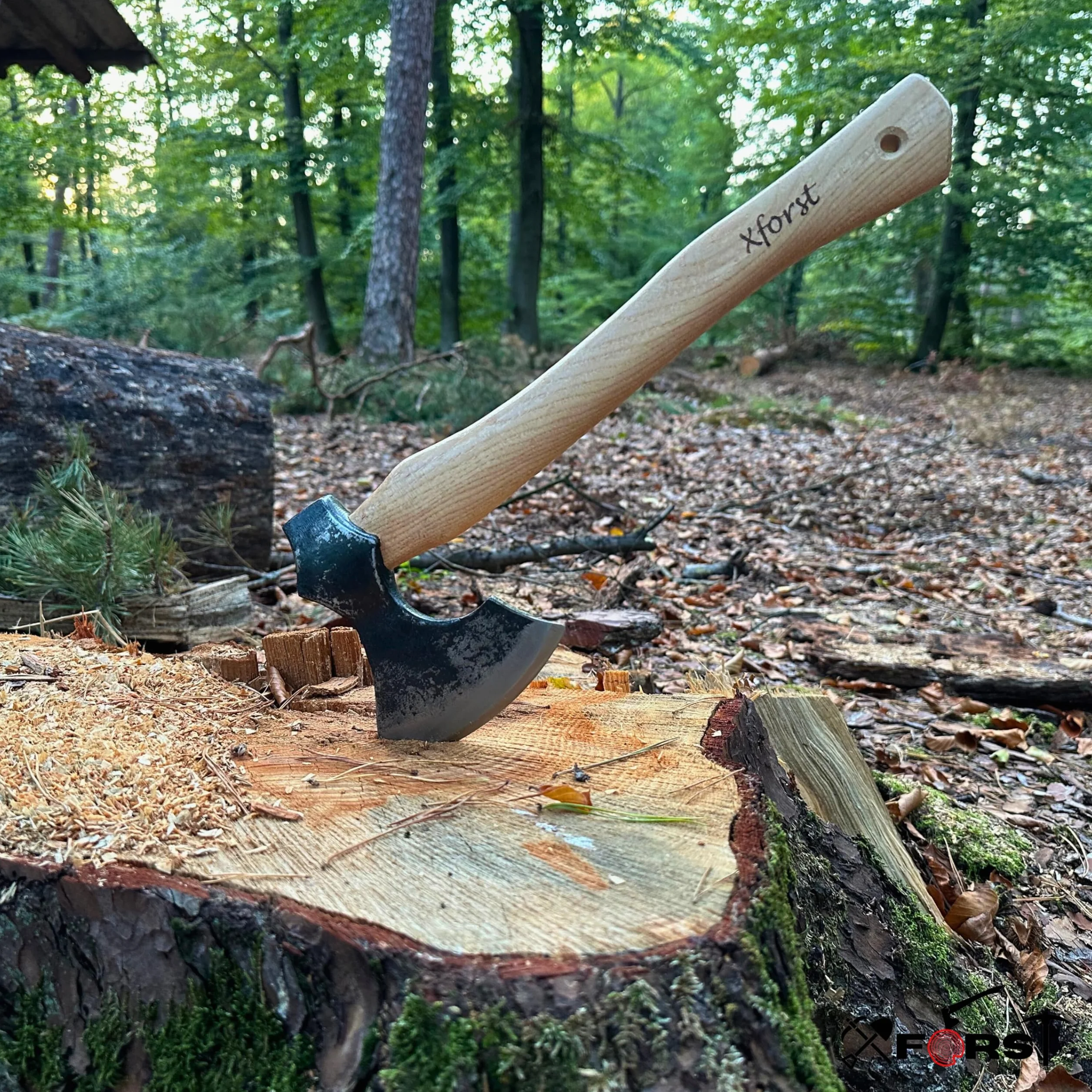 Xforst Hacha Vikinga, Hacha con Mango de Madera de Nogal Hickory Incluye Funda de Cuero Auténtico Negro - Modelo X-WIC