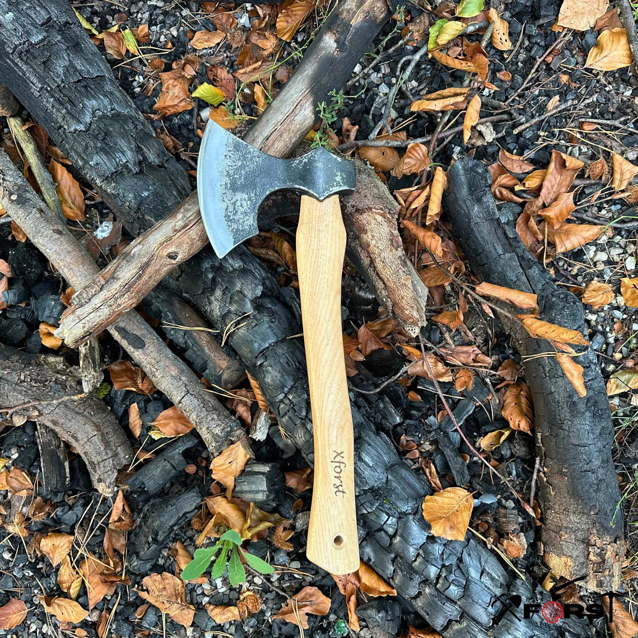 Xforst Hacha Vikinga, Hacha con Mango de Madera de Nogal Hickory Incluye Funda de Cuero Auténtico Negro - Modelo X-WIC