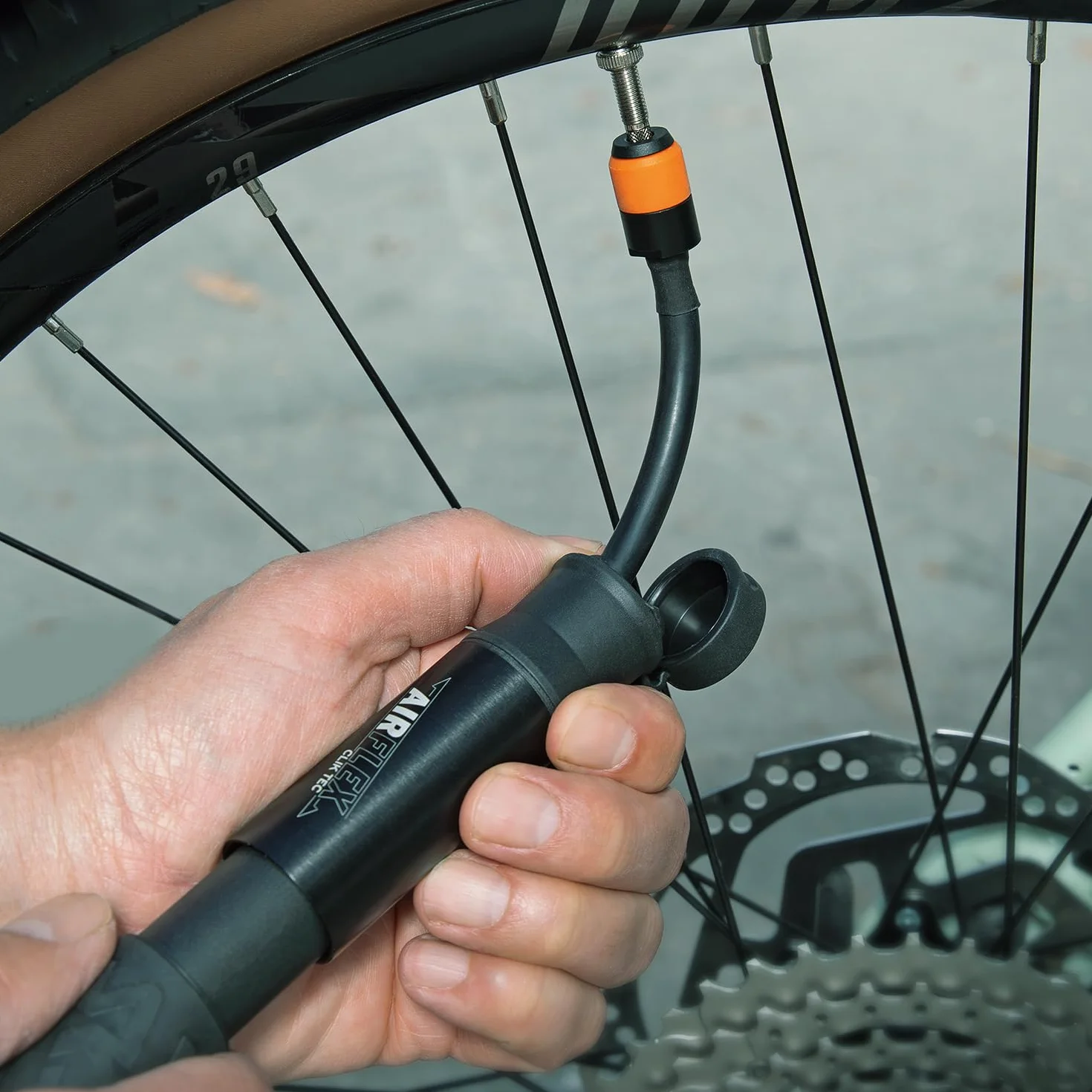 SKS Germany Airflex Explorer CLIK Tec - Minibomba para Bicicleta para Sistema CLIK Valve, Manguera Extensible con Cabezal de válvula CLIK Tec, Mango ergonómico con componentes Blandos, Color Negro