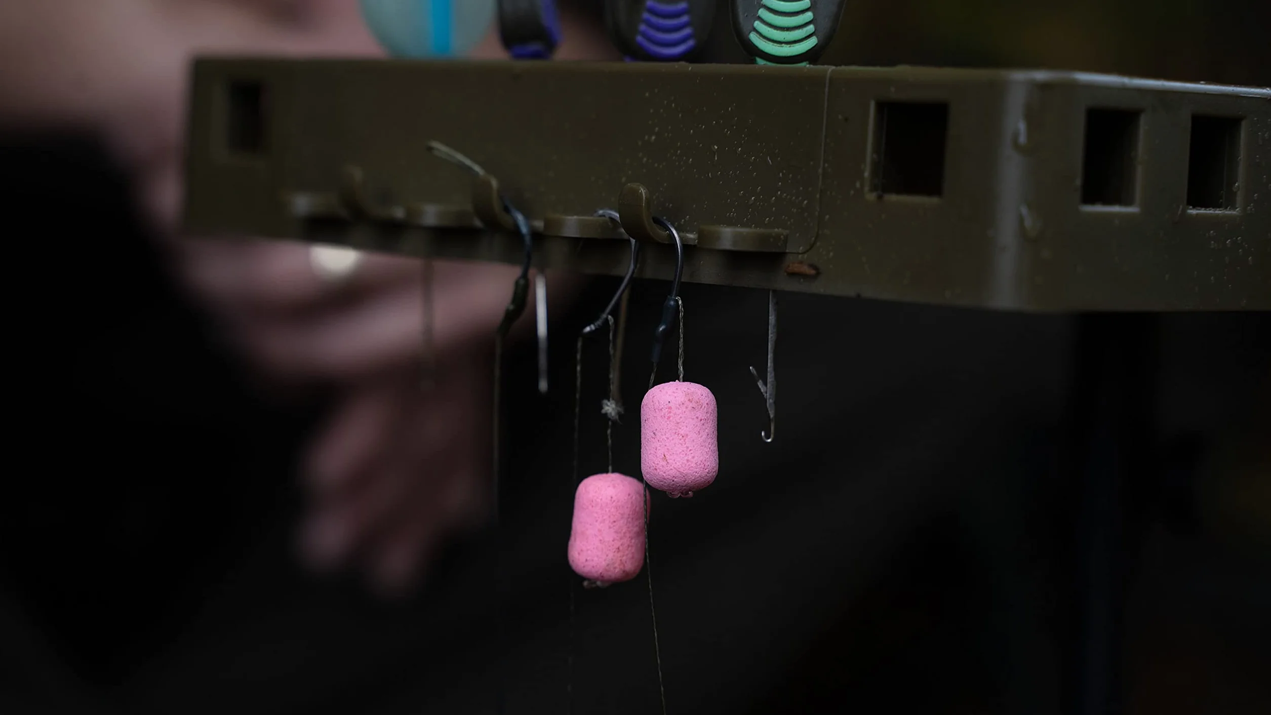 New Direction Tackle Organizador de bastones y sillas de cama | Mesa inteligente y estación de aparejo | Estructura única de agujeros cuadrados para fijar accesorios | Soporte para smartphone | Banco