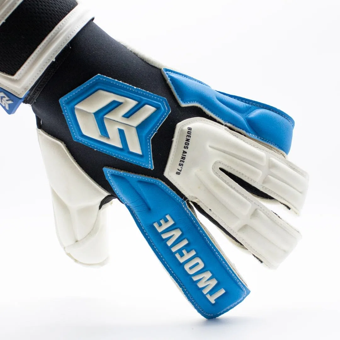 TWOFIVE - Buenos Aires'78 Pro – Adulto/Unisex – Palma Pro GigaGrip – Corte ErgoRoll – Guantes Profesionales – Guantes Resistentes de Partido