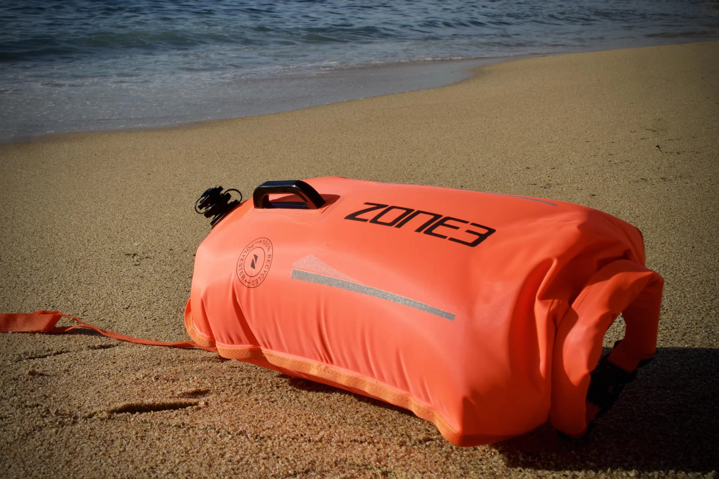 ZONE3 Boya de Natación 28L con Bolsa Estanca | Fabricada con Poliéster 100% Reciclado | Seguridad en Aguas Abiertas y Nado en Mar
