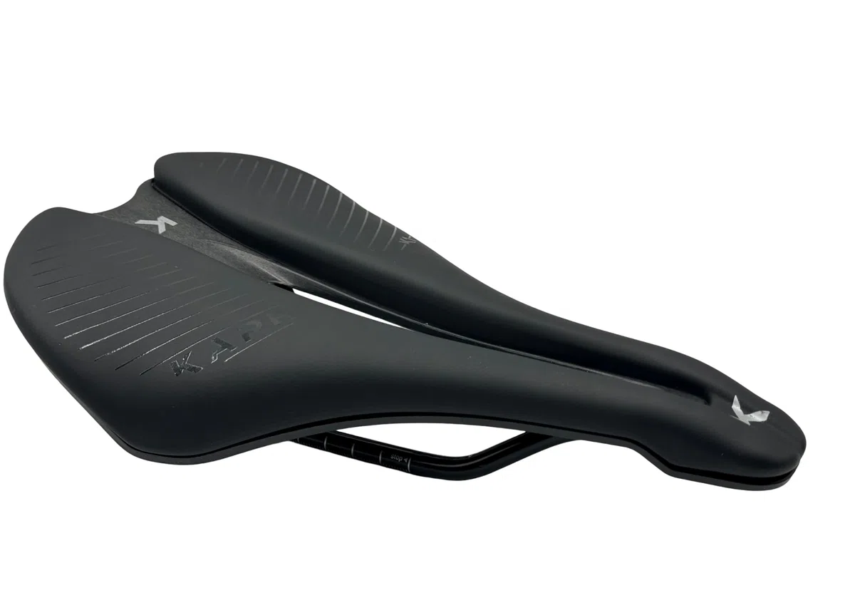 KAPH Sillin de Bicicleta KAPH K1 Antiprostático Carretera MTB - Modelo K1 Apto Montaña Triatlón Carretera Hombre Mujeres Unisex Ligero para un Rendimiento optimo (Acero)