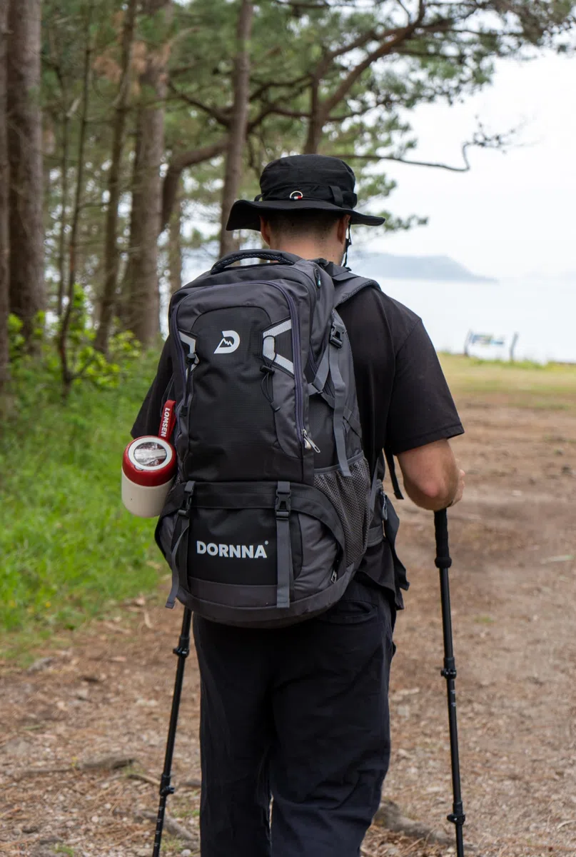 Mochila Trekking y Senderismo 60 Litros, Mochila Impermeable para Montaña, Camino de Santiago y Acampada con Múltiples Compartimentos. (Negro)
