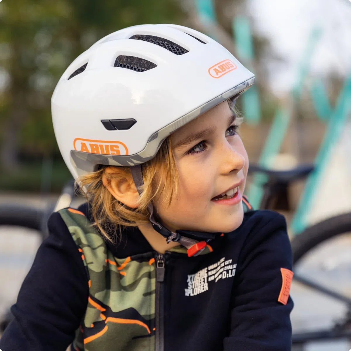Casco infantil ABUS Smiley 3.0 ACE LED - Casco de bicicleta con luz - Ajuste profundo y espacio para trenzas - Para niña y niño