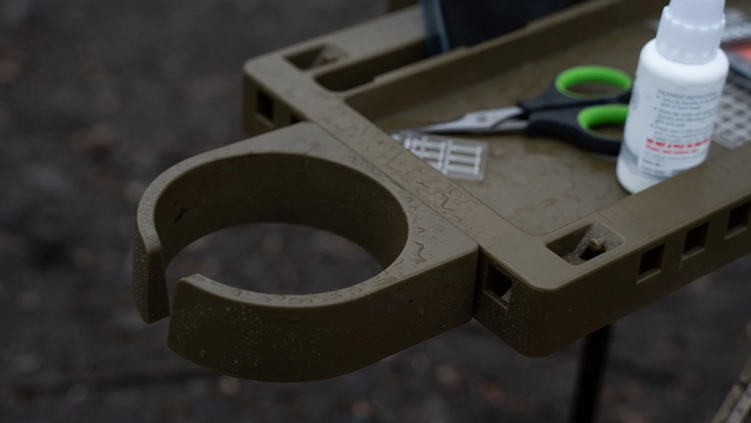 New Direction Tackle Organizador de bastones y sillas de cama | Mesa inteligente y estación de aparejo | Estructura única de agujeros cuadrados para fijar accesorios | Soporte para smartphone | Banco