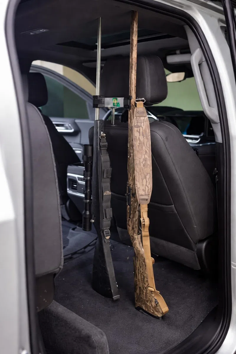 El soporte para armas se fija a tu reposacabezas, sostiene 2 rifles o escopetas de forma segura, para camiones y coches