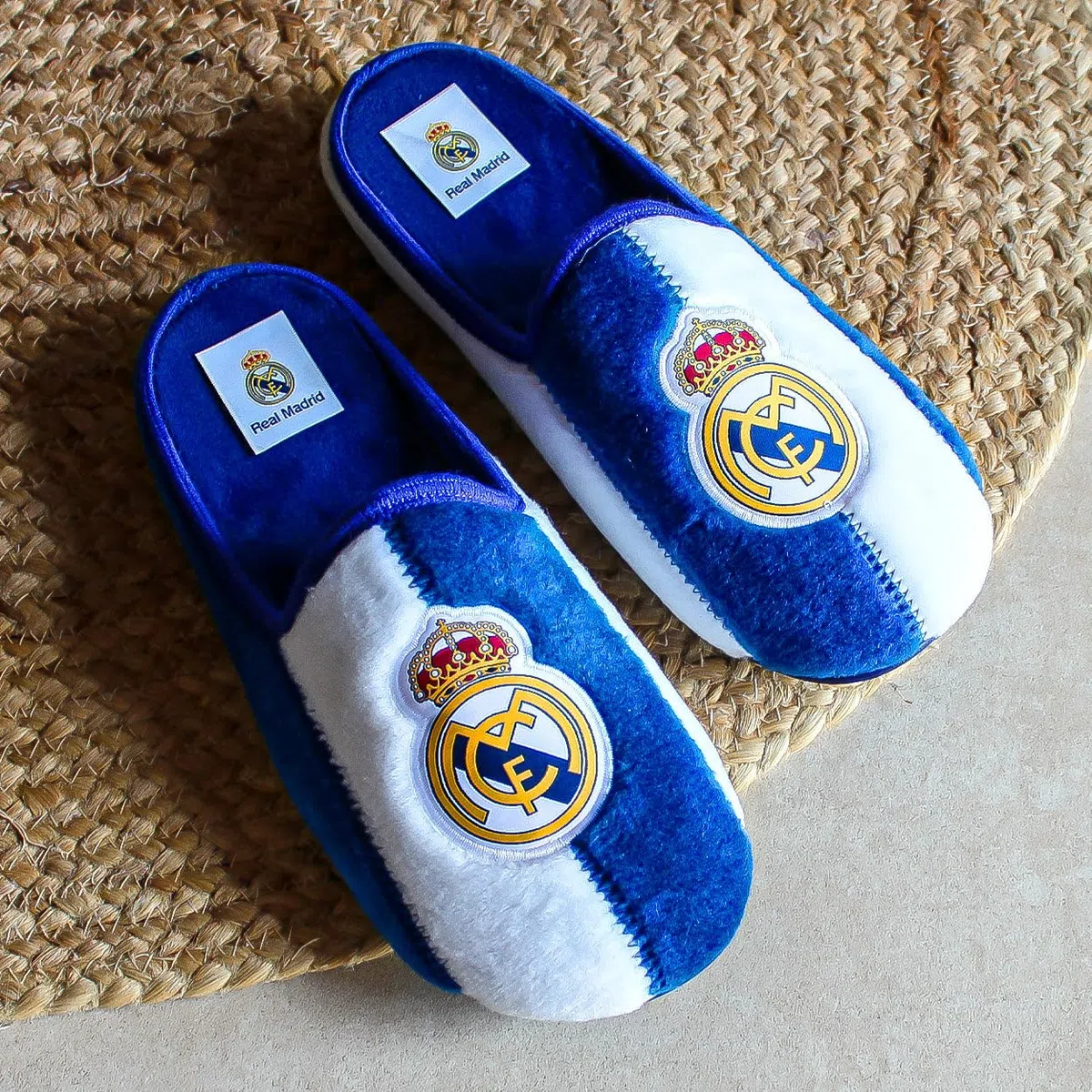 MARPEN SLIPPERS Real Madrid CF Oficiales – Zapatillas Estar por Casa Niño Cómodas y Antideslizantes - Zapatillas Andar por Casa Ligeras - Zapatos Niña Invierno Cálidos - Talla 33